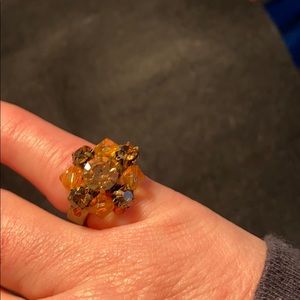 Fashionable ring w/ movable surrounding beads gold